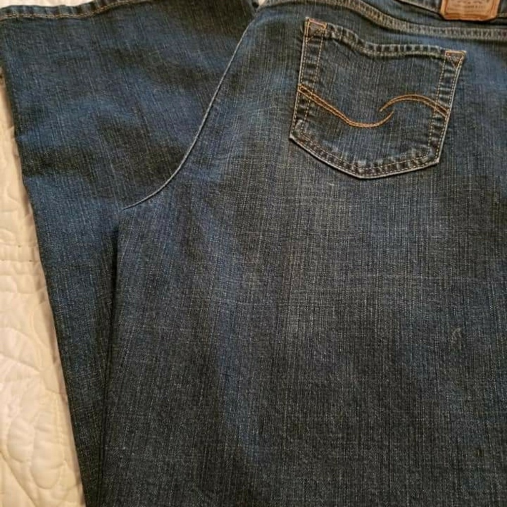 $ Just Reduced..Women Levi Signature Jeans